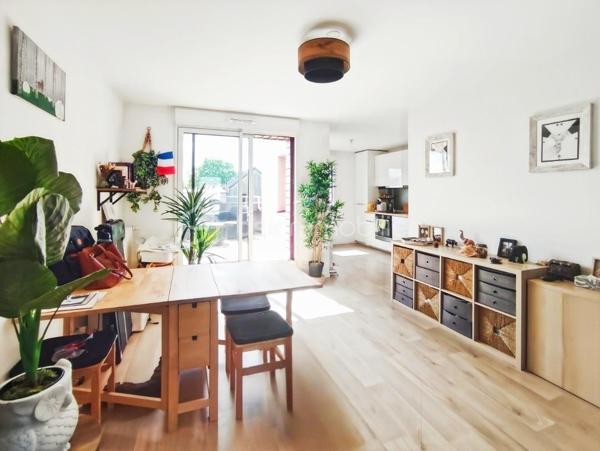 NOUVEAUTÉ – EN EXCLUSIVITE A CHAVAGNE

Située à seulement une quinzaine de minutes à l'ouest de Rennes, Chavagne est une commune dynamique et recherchée, offrant un cadre de vie agréable entre ville et nature. Elle bénéficie de nombreux commerces, écoles, services et transports, tout en conservant un environnement paisible et convivial.

Découvrez ce bel appartement T3 de 73,86 m² en duplex, offrant de beaux volumes, une double exposition et des espaces extérieurs agréables, idéal pour une résidence principale ou un investissement.

Dès l'entrée, vous serez séduit par une spacieuse pièce de vie traversante, baignée de lumière, avec sa cuisine aménagée et équipée. Cet espace convivial s'ouvre sur une agréable terrasse exposée plein sud, idéale pour profiter des beaux jours. Un WC indépendant complète ce niveau.

À l'étage, l'espace nuit se compose de deux belles chambres confortables, dont une avec placard intégré et un accès direct à un second balcon exposé plein sud. Vous y trouverez également une salle de bains fonctionnelle.

Pour votre confort, ce bien dispose également d'une place de stationnement privative ainsi que d'un cellier, offrant un espace de rangement supplémentaire.
