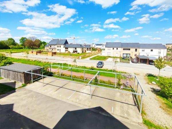NOUVEAUTÉ – EN EXCLUSIVITE A CHAVAGNE

Située à seulement une quinzaine de minutes à l'ouest de Rennes, Chavagne est une commune dynamique et recherchée, offrant un cadre de vie agréable entre ville et nature. Elle bénéficie de nombreux commerces, écoles, services et transports, tout en conservant un environnement paisible et convivial.

Découvrez ce bel appartement T3 de 73,86 m² en duplex, offrant de beaux volumes, une double exposition et des espaces extérieurs agréables, idéal pour une résidence principale ou un investissement.

Dès l'entrée, vous serez séduit par une spacieuse pièce de vie traversante, baignée de lumière, avec sa cuisine aménagée et équipée. Cet espace convivial s'ouvre sur une agréable terrasse exposée plein sud, idéale pour profiter des beaux jours. Un WC indépendant complète ce niveau.

À l'étage, l'espace nuit se compose de deux belles chambres confortables, dont une avec placard intégré et un accès direct à un second balcon exposé plein sud. Vous y trouverez également une salle de bains fonctionnelle.

Pour votre confort, ce bien dispose également d'une place de stationnement privative ainsi que d'un cellier, offrant un espace de rangement supplémentaire.