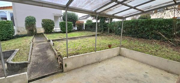 Maison de ville, de type 5, sous-sol, garage et jardin clos de 317 m²