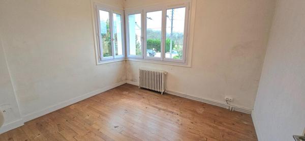 Maison de ville, de type 5, sous-sol, garage et jardin clos de 317 m²