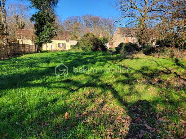 Terrain constructible de 1441 m2, plat et facilement aménageable, situé en pleine campagne creusoise.
Il offre un cadre de vie idéal pour les amateurs de calme, de nature et tout proche des axes et services essentiels

L’accès est simple et direct grâce à une route municipale goudronnée passant devant le terrain. 
La route départementale se trouve à seulement 500 mètres, facilitant les déplacements : moins de 10 minutes en voiture de Genouillac (avec toutes les nécessités) et à environ 35 minutes de Guéret, chef-lieu du département de la Creuse.

Le hameau est desservi par les réseaux d’eau, d’électricité et de téléphone.
Il n’y a pas de tout-à-l’égout : un assainissement individuel est à prévoir.

N'hésitez pas à me contacter pour tous renseignements complémentaires.