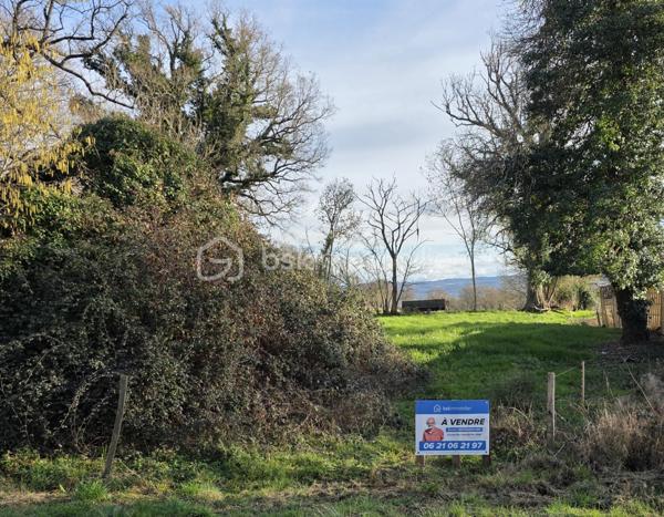 Terrain constructible de 1441 m2, plat et facilement aménageable, situé en pleine campagne creusoise.
Il offre un cadre de vie idéal pour les amateurs de calme, de nature et tout proche des axes et services essentiels

L’accès est simple et direct grâce à une route municipale goudronnée passant devant le terrain. 
La route départementale se trouve à seulement 500 mètres, facilitant les déplacements : moins de 10 minutes en voiture de Genouillac (avec toutes les nécessités) et à environ 35 minutes de Guéret, chef-lieu du département de la Creuse.

Le hameau est desservi par les réseaux d’eau, d’électricité et de téléphone.
Il n’y a pas de tout-à-l’égout : un assainissement individuel est à prévoir.

N'hésitez pas à me contacter pour tous renseignements complémentaires.