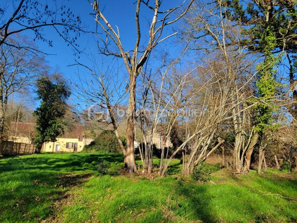 Terrain constructible de 1441 m2, plat et facilement aménageable, situé en pleine campagne creusoise.
Il offre un cadre de vie idéal pour les amateurs de calme, de nature et tout proche des axes et services essentiels

L’accès est simple et direct grâce à une route municipale goudronnée passant devant le terrain. 
La route départementale se trouve à seulement 500 mètres, facilitant les déplacements : moins de 10 minutes en voiture de Genouillac (avec toutes les nécessités) et à environ 35 minutes de Guéret, chef-lieu du département de la Creuse.

Le hameau est desservi par les réseaux d’eau, d’électricité et de téléphone.
Il n’y a pas de tout-à-l’égout : un assainissement individuel est à prévoir.

N'hésitez pas à me contacter pour tous renseignements complémentaires.