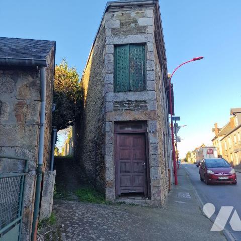 A vendre, une maison de bourg sur 2 étages, sans jardin ni garage, à rénover.
Une pièce princi...