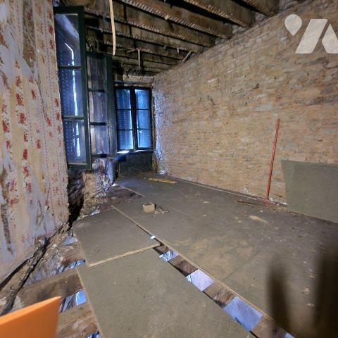 A vendre, une maison de bourg sur 2 étages, sans jardin ni garage, à rénover.
Une pièce princi...