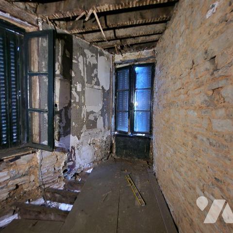 A vendre, une maison de bourg sur 2 étages, sans jardin ni garage, à rénover.
Une pièce princi...