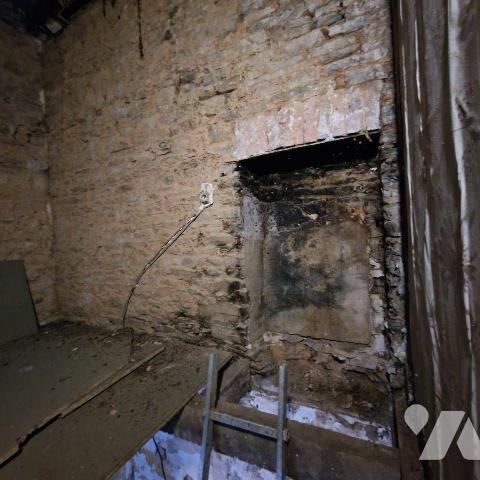 A vendre, une maison de bourg sur 2 étages, sans jardin ni garage, à rénover.
Une pièce princi...