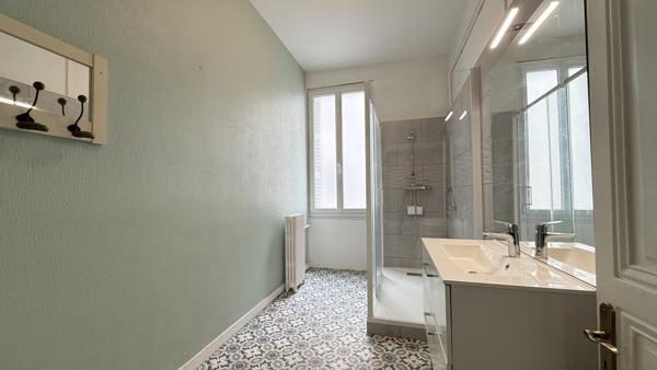 Appartement T3 face au parc des Sources à Vichy avec balcon et ascenseur