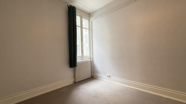 Appartement T3 face au parc des Sources à Vichy avec balcon et ascenseur