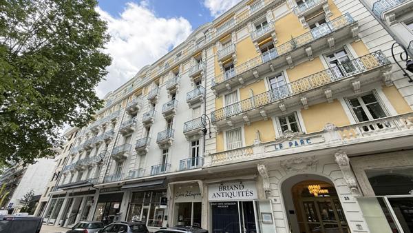 Appartement T3 face au parc des Sources à Vichy avec balcon et ascenseur
