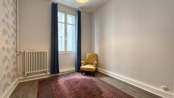 Appartement T3 face au parc des Sources à Vichy avec balcon et ascenseur