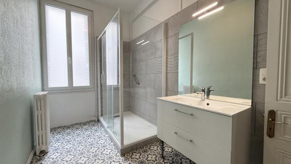 Appartement T3 face au parc des Sources à Vichy avec balcon et ascenseur