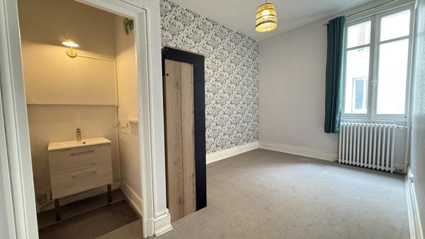 Appartement T3 face au parc des Sources à Vichy avec balcon et ascenseur