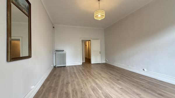 Appartement T3 face au parc des Sources à Vichy avec balcon et ascenseur