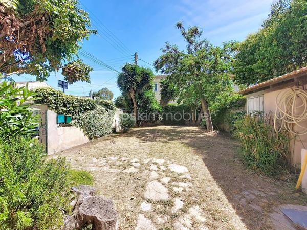Situé en rez-de-chaussée d'une petite copropriété de seulement 4 lots, ce studio bénéficie d'un environnement calme tout en étant à seulement 5 minutes à pied du port de La Seyne-sur-Mer.
L'appartement se compose d'une cuisine indépendante, d'une agréable pièce de vie, d'une salle d'eau avec WC ainsi que d'un espace buanderie.
Son principal atout : une belle terrasse privative d'environ 9 m² en rez-de-jardin, idéale pour profiter des beaux jours.
Le bien est équipé de double vitrage et d'une climatisation réversible, assurant un confort appréciable en toute saison.
Quelques travaux de rafraîchissement sont à prévoir, offrant l'opportunité de personnaliser le logement selon vos goûts.
Sa localisation est idéale, à proximité immédiate des écoles, commerces, transports et de toutes les commodités, ce qui en fait un excellent choix pour une résidence principale, un pied-à-terre ou un investissement locatif.