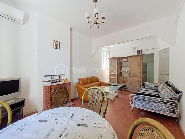 Situé en rez-de-chaussée d'une petite copropriété de seulement 4 lots, ce studio bénéficie d'un environnement calme tout en étant à seulement 5 minutes à pied du port de La Seyne-sur-Mer.
L'appartement se compose d'une cuisine indépendante, d'une agréable pièce de vie, d'une salle d'eau avec WC ainsi que d'un espace buanderie.
Son principal atout : une belle terrasse privative d'environ 9 m² en rez-de-jardin, idéale pour profiter des beaux jours.
Le bien est équipé de double vitrage et d'une climatisation réversible, assurant un confort appréciable en toute saison.
Quelques travaux de rafraîchissement sont à prévoir, offrant l'opportunité de personnaliser le logement selon vos goûts.
Sa localisation est idéale, à proximité immédiate des écoles, commerces, transports et de toutes les commodités, ce qui en fait un excellent choix pour une résidence principale, un pied-à-terre ou un investissement locatif.