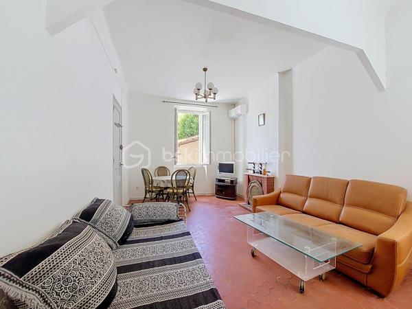 Situé en rez-de-chaussée d'une petite copropriété de seulement 4 lots, ce studio bénéficie d'un environnement calme tout en étant à seulement 5 minutes à pied du port de La Seyne-sur-Mer.
L'appartement se compose d'une cuisine indépendante, d'une agréable pièce de vie, d'une salle d'eau avec WC ainsi que d'un espace buanderie.
Son principal atout : une belle terrasse privative d'environ 9 m² en rez-de-jardin, idéale pour profiter des beaux jours.
Le bien est équipé de double vitrage et d'une climatisation réversible, assurant un confort appréciable en toute saison.
Quelques travaux de rafraîchissement sont à prévoir, offrant l'opportunité de personnaliser le logement selon vos goûts.
Sa localisation est idéale, à proximité immédiate des écoles, commerces, transports et de toutes les commodités, ce qui en fait un excellent choix pour une résidence principale, un pied-à-terre ou un investissement locatif.