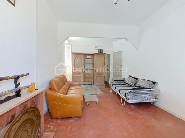 Situé en rez-de-chaussée d'une petite copropriété de seulement 4 lots, ce studio bénéficie d'un environnement calme tout en étant à seulement 5 minutes à pied du port de La Seyne-sur-Mer.
L'appartement se compose d'une cuisine indépendante, d'une agréable pièce de vie, d'une salle d'eau avec WC ainsi que d'un espace buanderie.
Son principal atout : une belle terrasse privative d'environ 9 m² en rez-de-jardin, idéale pour profiter des beaux jours.
Le bien est équipé de double vitrage et d'une climatisation réversible, assurant un confort appréciable en toute saison.
Quelques travaux de rafraîchissement sont à prévoir, offrant l'opportunité de personnaliser le logement selon vos goûts.
Sa localisation est idéale, à proximité immédiate des écoles, commerces, transports et de toutes les commodités, ce qui en fait un excellent choix pour une résidence principale, un pied-à-terre ou un investissement locatif.