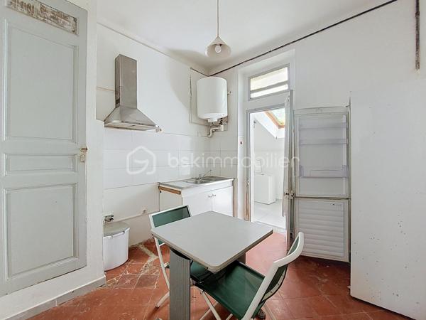 Situé en rez-de-chaussée d'une petite copropriété de seulement 4 lots, ce studio bénéficie d'un environnement calme tout en étant à seulement 5 minutes à pied du port de La Seyne-sur-Mer.
L'appartement se compose d'une cuisine indépendante, d'une agréable pièce de vie, d'une salle d'eau avec WC ainsi que d'un espace buanderie.
Son principal atout : une belle terrasse privative d'environ 9 m² en rez-de-jardin, idéale pour profiter des beaux jours.
Le bien est équipé de double vitrage et d'une climatisation réversible, assurant un confort appréciable en toute saison.
Quelques travaux de rafraîchissement sont à prévoir, offrant l'opportunité de personnaliser le logement selon vos goûts.
Sa localisation est idéale, à proximité immédiate des écoles, commerces, transports et de toutes les commodités, ce qui en fait un excellent choix pour une résidence principale, un pied-à-terre ou un investissement locatif.