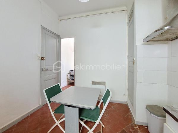 Situé en rez-de-chaussée d'une petite copropriété de seulement 4 lots, ce studio bénéficie d'un environnement calme tout en étant à seulement 5 minutes à pied du port de La Seyne-sur-Mer.
L'appartement se compose d'une cuisine indépendante, d'une agréable pièce de vie, d'une salle d'eau avec WC ainsi que d'un espace buanderie.
Son principal atout : une belle terrasse privative d'environ 9 m² en rez-de-jardin, idéale pour profiter des beaux jours.
Le bien est équipé de double vitrage et d'une climatisation réversible, assurant un confort appréciable en toute saison.
Quelques travaux de rafraîchissement sont à prévoir, offrant l'opportunité de personnaliser le logement selon vos goûts.
Sa localisation est idéale, à proximité immédiate des écoles, commerces, transports et de toutes les commodités, ce qui en fait un excellent choix pour une résidence principale, un pied-à-terre ou un investissement locatif.
