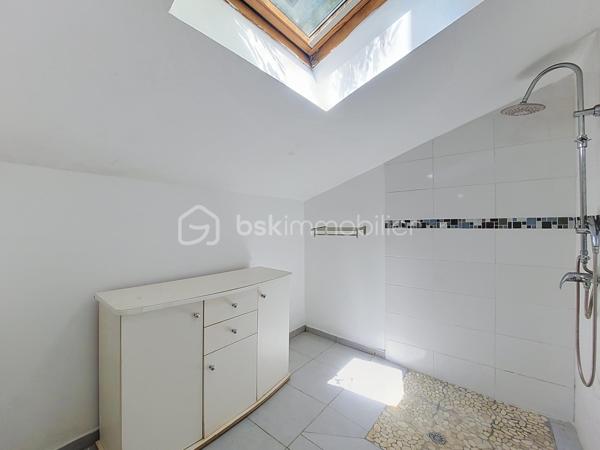 Situé en rez-de-chaussée d'une petite copropriété de seulement 4 lots, ce studio bénéficie d'un environnement calme tout en étant à seulement 5 minutes à pied du port de La Seyne-sur-Mer.
L'appartement se compose d'une cuisine indépendante, d'une agréable pièce de vie, d'une salle d'eau avec WC ainsi que d'un espace buanderie.
Son principal atout : une belle terrasse privative d'environ 9 m² en rez-de-jardin, idéale pour profiter des beaux jours.
Le bien est équipé de double vitrage et d'une climatisation réversible, assurant un confort appréciable en toute saison.
Quelques travaux de rafraîchissement sont à prévoir, offrant l'opportunité de personnaliser le logement selon vos goûts.
Sa localisation est idéale, à proximité immédiate des écoles, commerces, transports et de toutes les commodités, ce qui en fait un excellent choix pour une résidence principale, un pied-à-terre ou un investissement locatif.