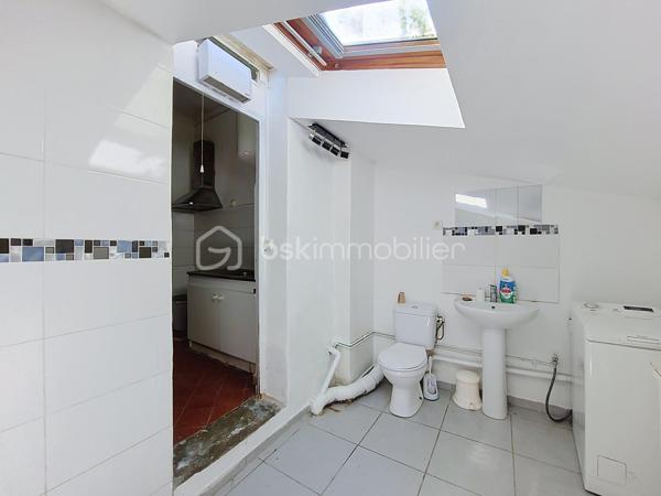 Situé en rez-de-chaussée d'une petite copropriété de seulement 4 lots, ce studio bénéficie d'un environnement calme tout en étant à seulement 5 minutes à pied du port de La Seyne-sur-Mer.
L'appartement se compose d'une cuisine indépendante, d'une agréable pièce de vie, d'une salle d'eau avec WC ainsi que d'un espace buanderie.
Son principal atout : une belle terrasse privative d'environ 9 m² en rez-de-jardin, idéale pour profiter des beaux jours.
Le bien est équipé de double vitrage et d'une climatisation réversible, assurant un confort appréciable en toute saison.
Quelques travaux de rafraîchissement sont à prévoir, offrant l'opportunité de personnaliser le logement selon vos goûts.
Sa localisation est idéale, à proximité immédiate des écoles, commerces, transports et de toutes les commodités, ce qui en fait un excellent choix pour une résidence principale, un pied-à-terre ou un investissement locatif.