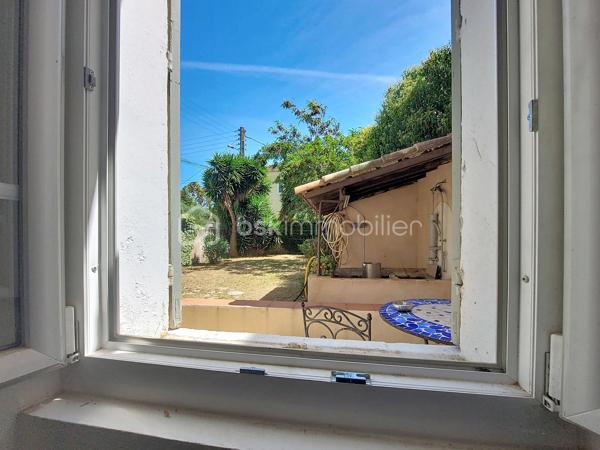 Situé en rez-de-chaussée d'une petite copropriété de seulement 4 lots, ce studio bénéficie d'un environnement calme tout en étant à seulement 5 minutes à pied du port de La Seyne-sur-Mer.
L'appartement se compose d'une cuisine indépendante, d'une agréable pièce de vie, d'une salle d'eau avec WC ainsi que d'un espace buanderie.
Son principal atout : une belle terrasse privative d'environ 9 m² en rez-de-jardin, idéale pour profiter des beaux jours.
Le bien est équipé de double vitrage et d'une climatisation réversible, assurant un confort appréciable en toute saison.
Quelques travaux de rafraîchissement sont à prévoir, offrant l'opportunité de personnaliser le logement selon vos goûts.
Sa localisation est idéale, à proximité immédiate des écoles, commerces, transports et de toutes les commodités, ce qui en fait un excellent choix pour une résidence principale, un pied-à-terre ou un investissement locatif.