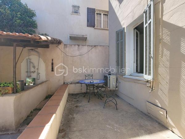 Situé en rez-de-chaussée d'une petite copropriété de seulement 4 lots, ce studio bénéficie d'un environnement calme tout en étant à seulement 5 minutes à pied du port de La Seyne-sur-Mer.
L'appartement se compose d'une cuisine indépendante, d'une agréable pièce de vie, d'une salle d'eau avec WC ainsi que d'un espace buanderie.
Son principal atout : une belle terrasse privative d'environ 9 m² en rez-de-jardin, idéale pour profiter des beaux jours.
Le bien est équipé de double vitrage et d'une climatisation réversible, assurant un confort appréciable en toute saison.
Quelques travaux de rafraîchissement sont à prévoir, offrant l'opportunité de personnaliser le logement selon vos goûts.
Sa localisation est idéale, à proximité immédiate des écoles, commerces, transports et de toutes les commodités, ce qui en fait un excellent choix pour une résidence principale, un pied-à-terre ou un investissement locatif.