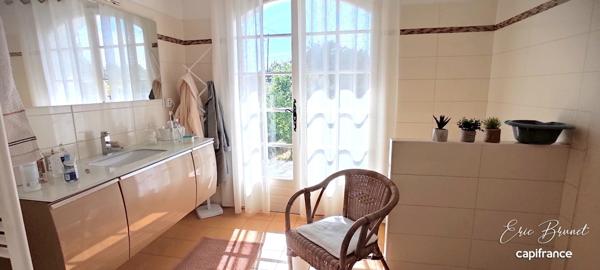Charmante maison de plain-pied 4 chambres sur beau terrain arboré de 1 450 m²