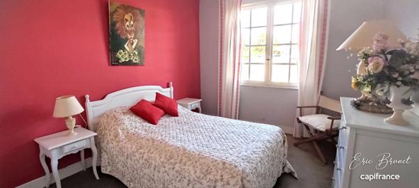 Charmante maison de plain-pied 4 chambres sur beau terrain arboré de 1 450 m²