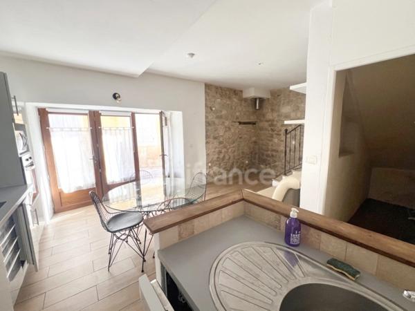 Maison de village à vendre à Céreste-en-Luberon – 2 chambres, terrasse, aucun travaux