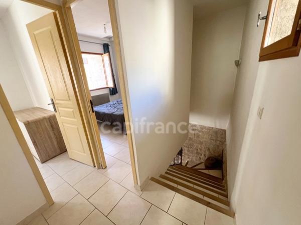 Maison de village à vendre à Céreste-en-Luberon – 2 chambres, terrasse, aucun travaux
