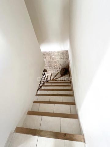 Maison de village à vendre à Céreste-en-Luberon – 2 chambres, terrasse, aucun travaux