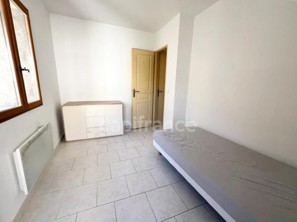 Maison de village à vendre à Céreste-en-Luberon – 2 chambres, terrasse, aucun travaux