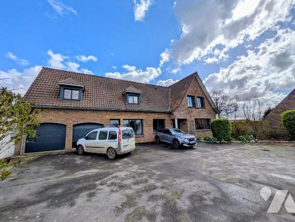 Nombreuses possibilités, pour famille ou investisseur. Ce solide pavillon dispose au rez-de-cha...