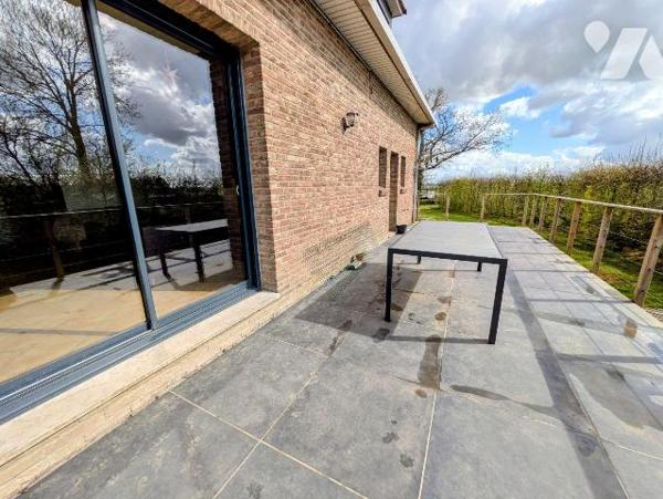 Nombreuses possibilités, pour famille ou investisseur. Ce solide pavillon dispose au rez-de-cha...