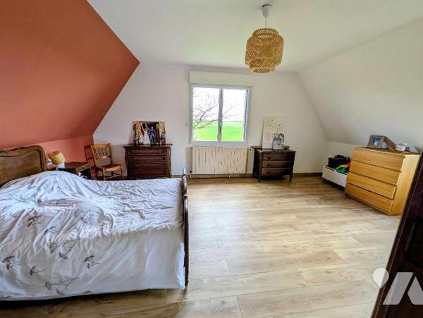 Nombreuses possibilités, pour famille ou investisseur. Ce solide pavillon dispose au rez-de-cha...