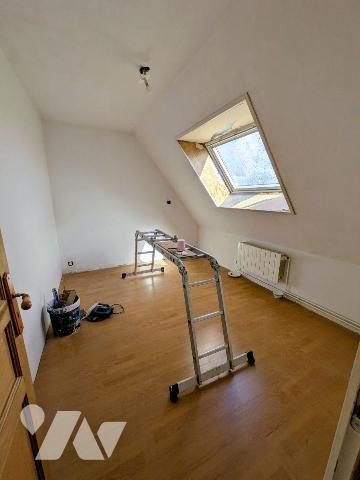 Nombreuses possibilités, pour famille ou investisseur. Ce solide pavillon dispose au rez-de-cha...