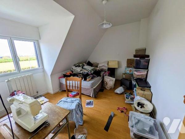 Nombreuses possibilités, pour famille ou investisseur. Ce solide pavillon dispose au rez-de-cha...