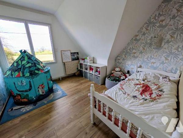 Nombreuses possibilités, pour famille ou investisseur. Ce solide pavillon dispose au rez-de-cha...