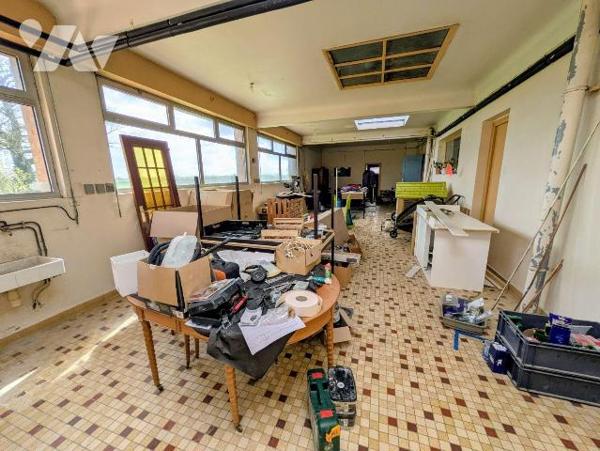 Nombreuses possibilités, pour famille ou investisseur. Ce solide pavillon dispose au rez-de-cha...