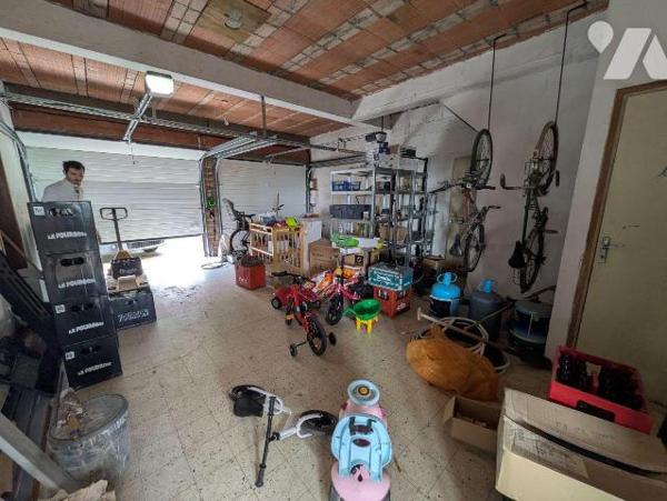 Nombreuses possibilités, pour famille ou investisseur. Ce solide pavillon dispose au rez-de-cha...