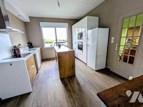 Nombreuses possibilités, pour famille ou investisseur. Ce solide pavillon dispose au rez-de-cha...