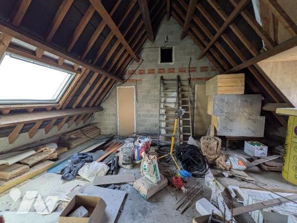 Nombreuses possibilités, pour famille ou investisseur. Ce solide pavillon dispose au rez-de-cha...