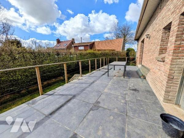 Nombreuses possibilités, pour famille ou investisseur. Ce solide pavillon dispose au rez-de-cha...