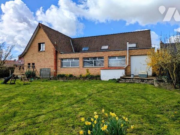 Nombreuses possibilités, pour famille ou investisseur. Ce solide pavillon dispose au rez-de-cha...