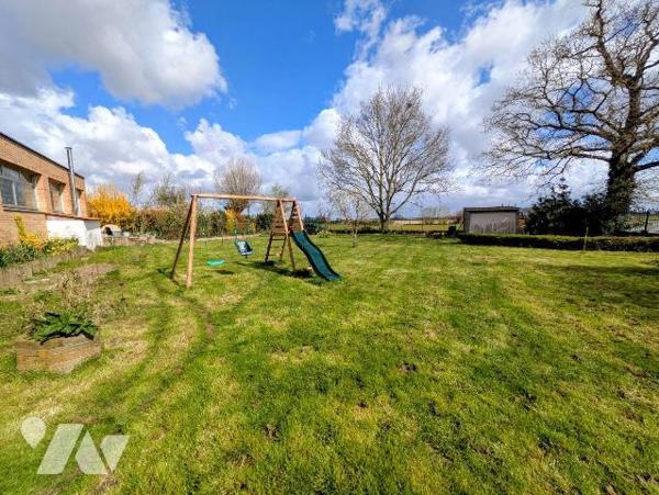 Nombreuses possibilités, pour famille ou investisseur. Ce solide pavillon dispose au rez-de-cha...