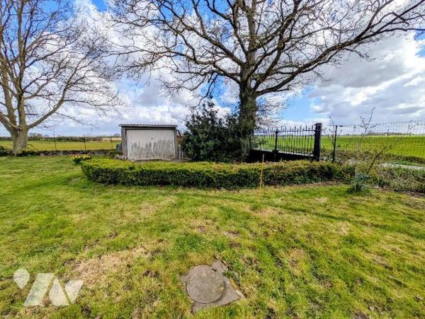 Nombreuses possibilités, pour famille ou investisseur. Ce solide pavillon dispose au rez-de-cha...