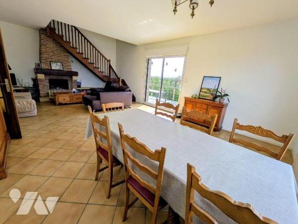 Nombreuses possibilités, pour famille ou investisseur. Ce solide pavillon dispose au rez-de-cha...