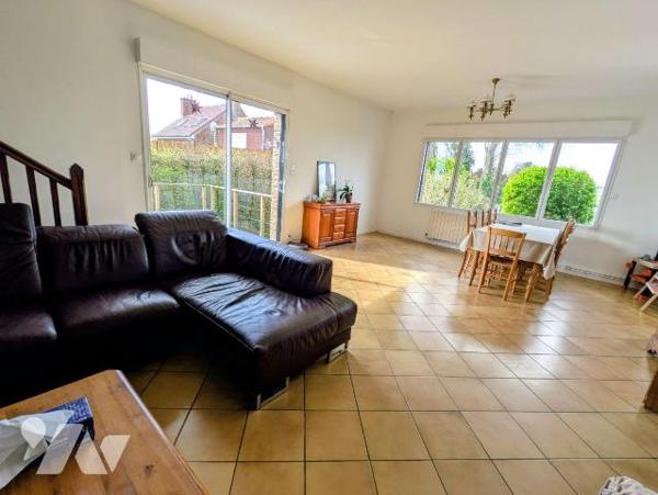 Nombreuses possibilités, pour famille ou investisseur. Ce solide pavillon dispose au rez-de-cha...